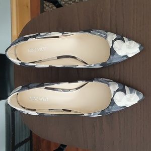 Gently Used  - NINE WEST Floral Pump